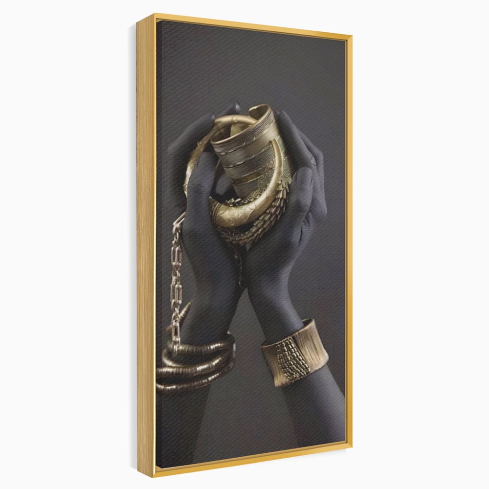 Tablou canvas cu tablou canvas cu maini negre si bijuterii aurii, in rama de aluminiu auriu