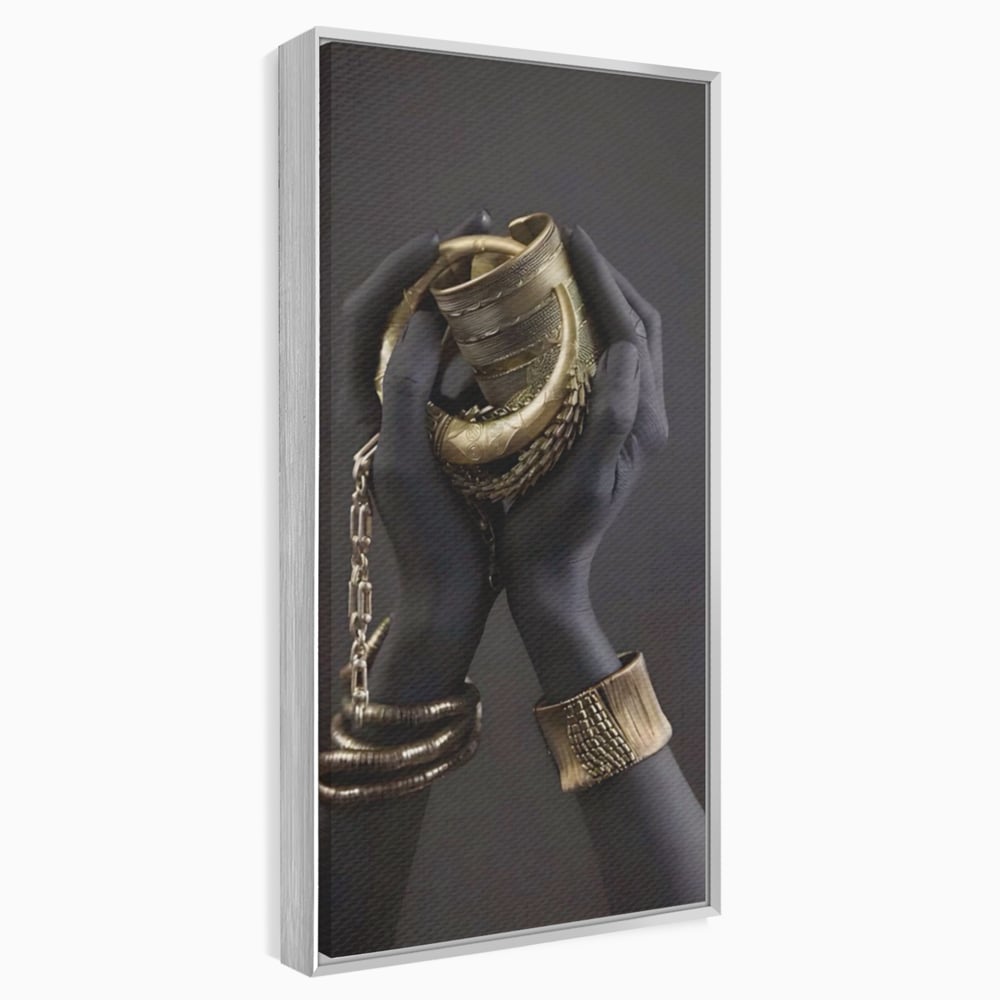 Tablou canvas cu tablou canvas cu maini negre si bijuterii aurii, in rama de aluminiu argintiu