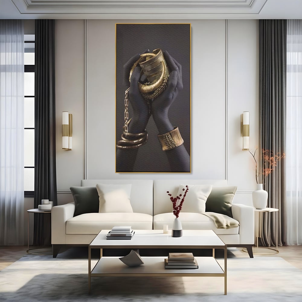 Tablou canvas cu tablou canvas cu maini negre si bijuterii aurii, in rama de aluminiu auriu, pe perete intr-un living