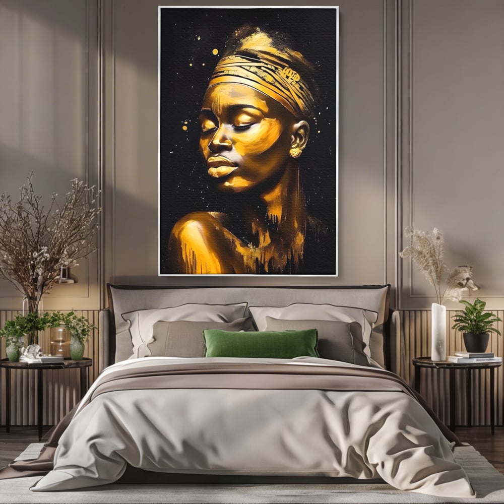 Tablou canvas cu tablou canvas portret femeie auriu, in rama de aluminiu argintiu, pe perete intr-un dormitor