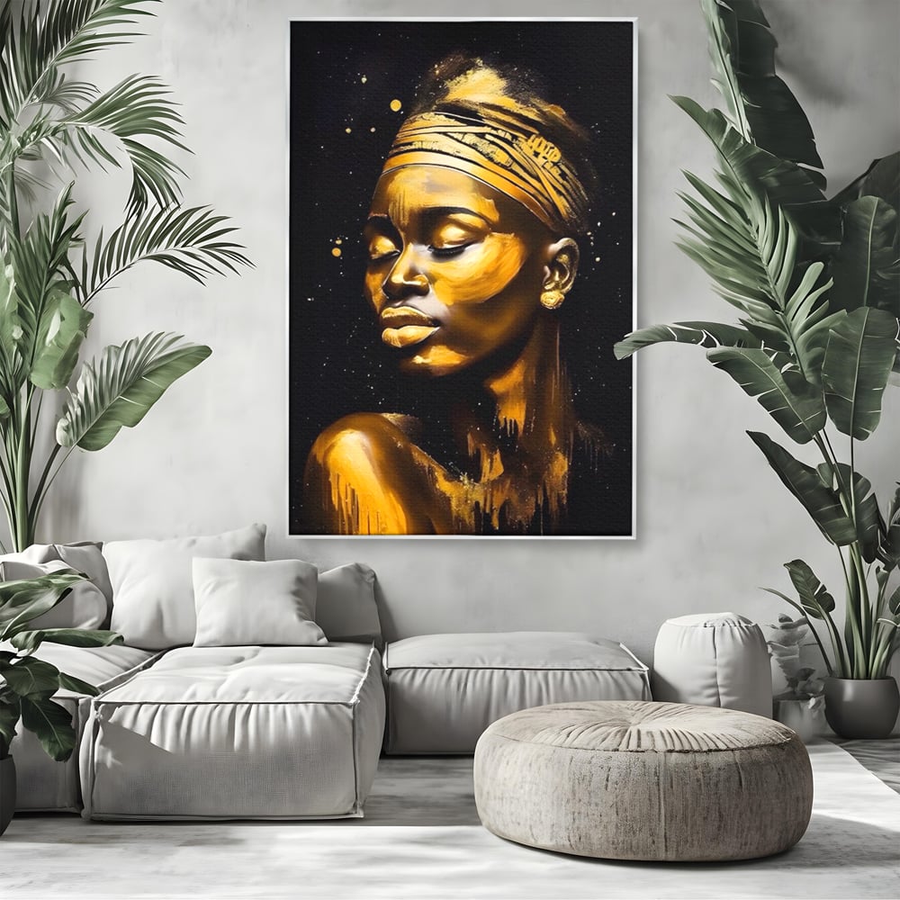 Tablou canvas cu tablou canvas portret femeie auriu, in rama de aluminiu argintiu, pe perete intr-un living