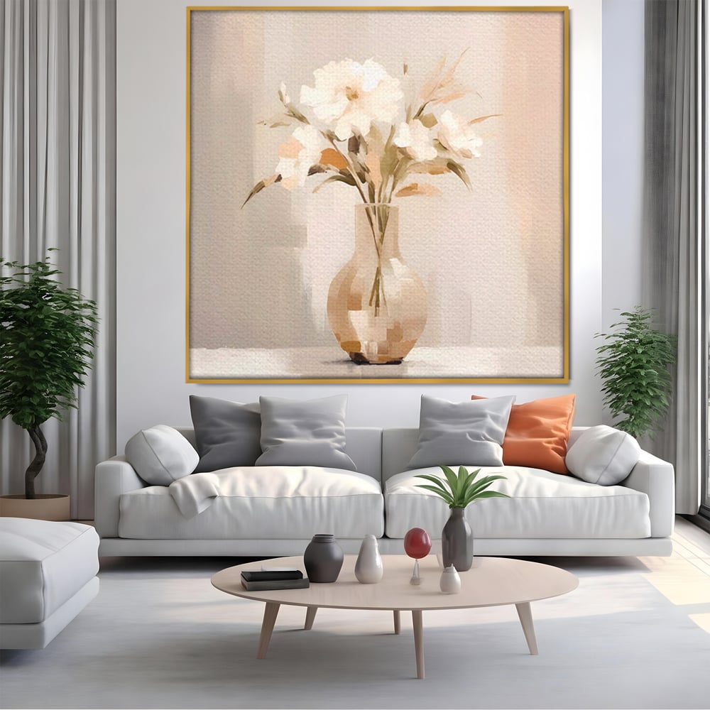 Tablou canvas cu tablou patrat cu vaza si flori albe, in rama de aluminiu auriu, pe perete intr-un living