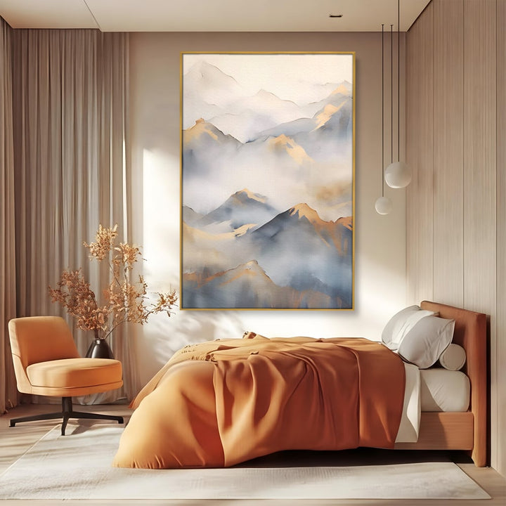 Tablou canvas cu pictura verticala cu munti in ceata, in rama de aluminiu auriu, pe perete intr-un dormitor