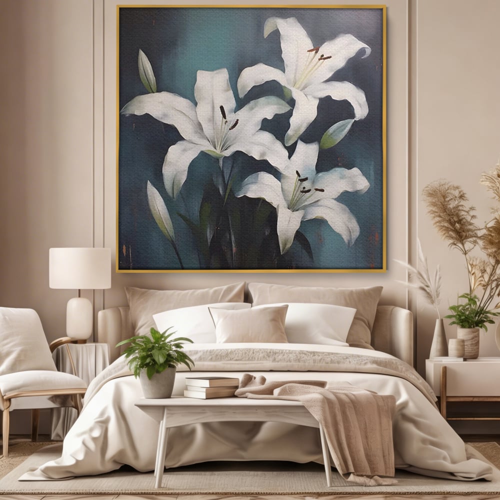 Tablou canvas cu pictura patrata cu crini albi, in rama de aluminiu auriu, pe perete intr-un dormitor