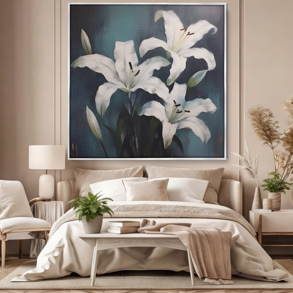 Tablou canvas cu pictura patrata cu crini albi, in rama de aluminiu argintiu, pe perete intr-un dormitor