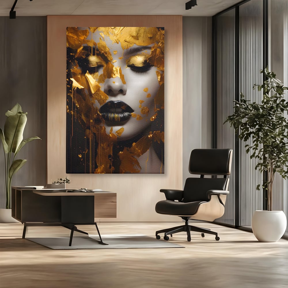Tablou canvas cu tablou canvas cu portret feminin auriu, fara rama, pe sasiu de lemn, pe perete intr-un birou