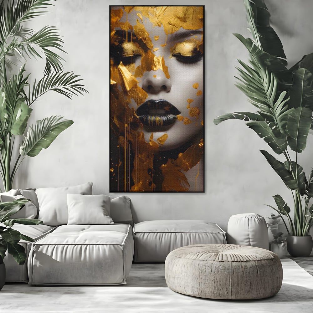 Tablou canvas cu tablou canvas cu portret feminin auriu, in rama de aluminiu negru, pe perete intr-un living