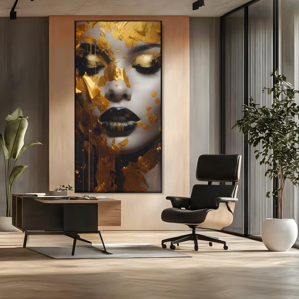 Tablou canvas cu tablou canvas cu portret feminin auriu, in rama de aluminiu negru, pe perete intr-un birou