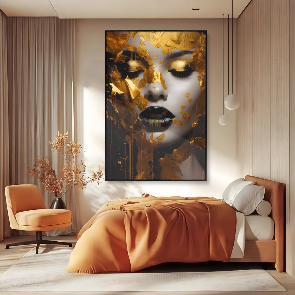 Tablou canvas cu tablou canvas cu portret feminin auriu, in rama de aluminiu negru, pe perete intr-un dormitor