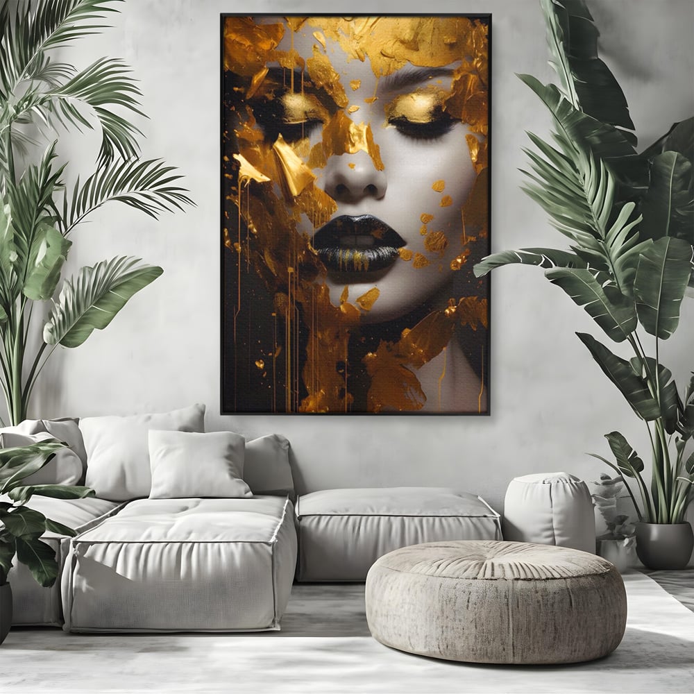 Tablou canvas cu tablou canvas cu portret feminin auriu, in rama de aluminiu negru, pe perete intr-un living