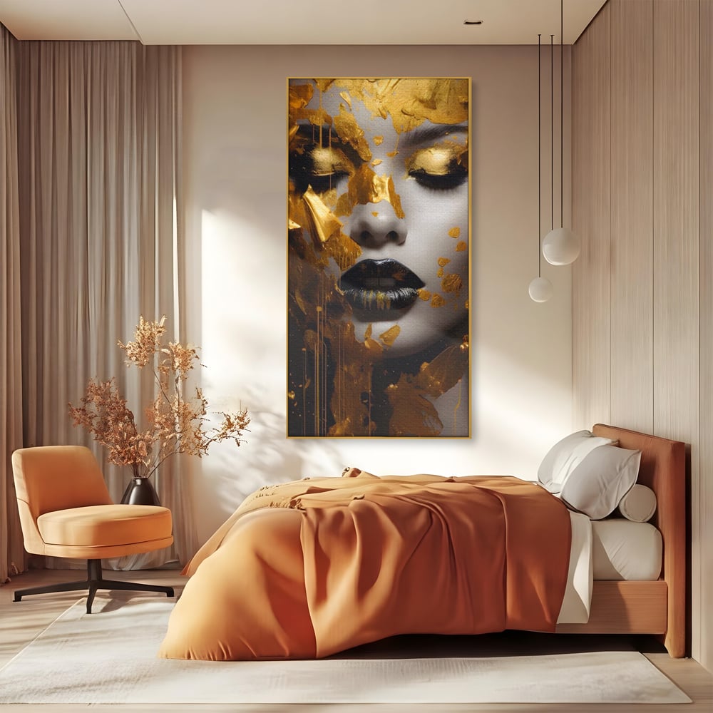 Tablou canvas cu tablou canvas cu portret feminin auriu, in rama de aluminiu auriu, pe perete intr-un dormitor