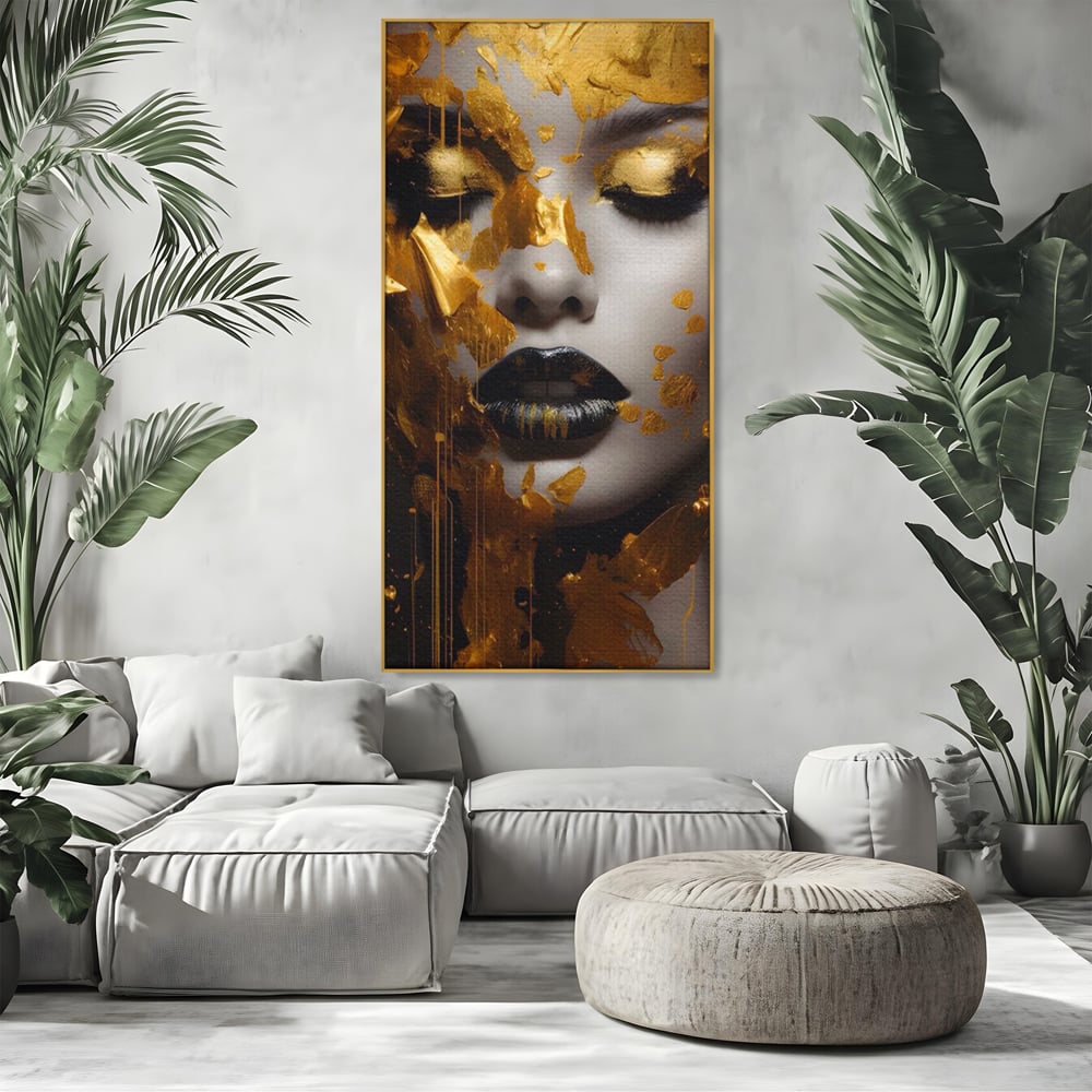 Tablou canvas cu tablou canvas cu portret feminin auriu, in rama de aluminiu auriu, pe perete intr-un living