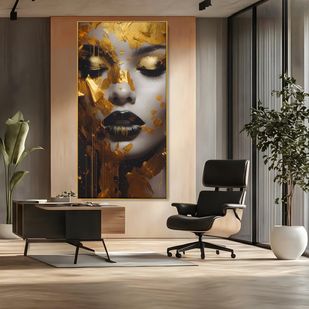 Tablou canvas cu tablou canvas cu portret feminin auriu, in rama de aluminiu auriu, pe perete intr-un birou