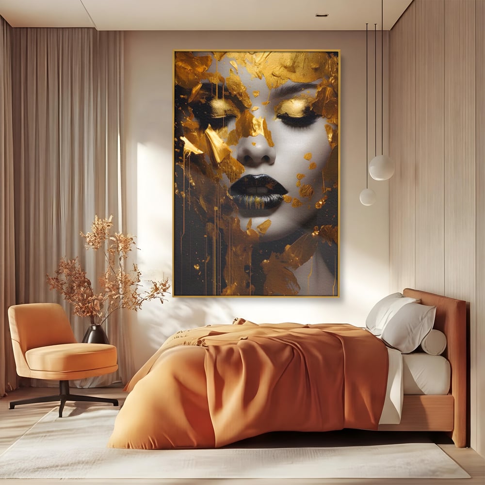 Tablou canvas cu tablou canvas cu portret feminin auriu, in rama de aluminiu auriu, pe perete intr-un dormitor