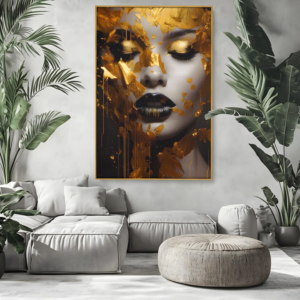 Tablou canvas cu tablou canvas cu portret feminin auriu, in rama de aluminiu auriu, pe perete intr-un living