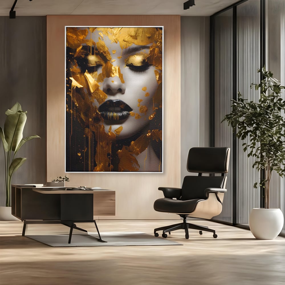 Tablou canvas cu tablou canvas cu portret feminin auriu, in rama de aluminiu argintiu, pe perete intr-un birou