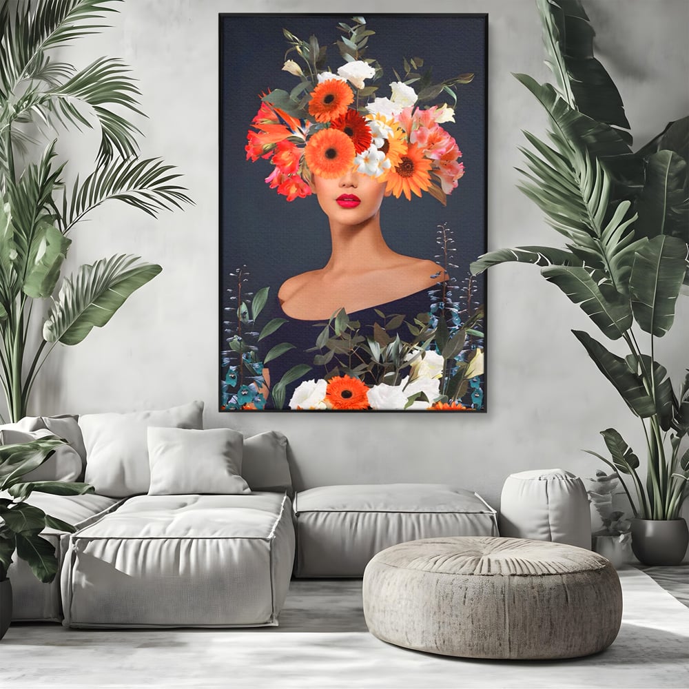 Tablou canvas cu tablou portret femeie cu flori, in rama de aluminiu negru, pe perete intr-un living