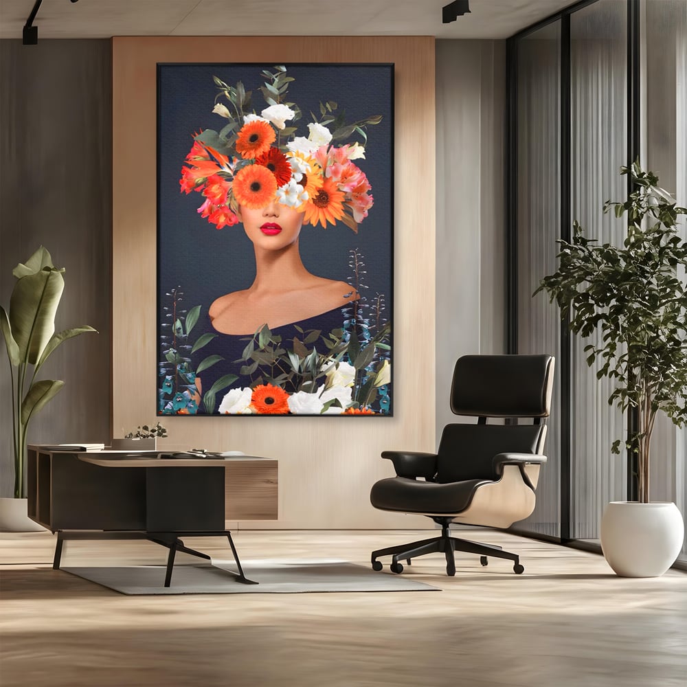 Tablou canvas cu tablou portret femeie cu flori, in rama de aluminiu negru, pe perete intr-un birou