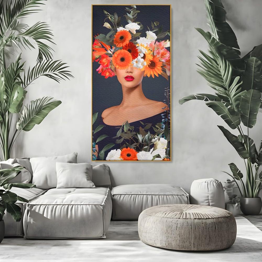 Tablou canvas cu tablou portret femeie cu flori, in rama de aluminiu auriu, pe perete intr-un living