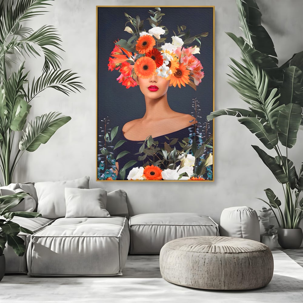Tablou canvas cu tablou portret femeie cu flori, in rama de aluminiu auriu, pe perete intr-un living