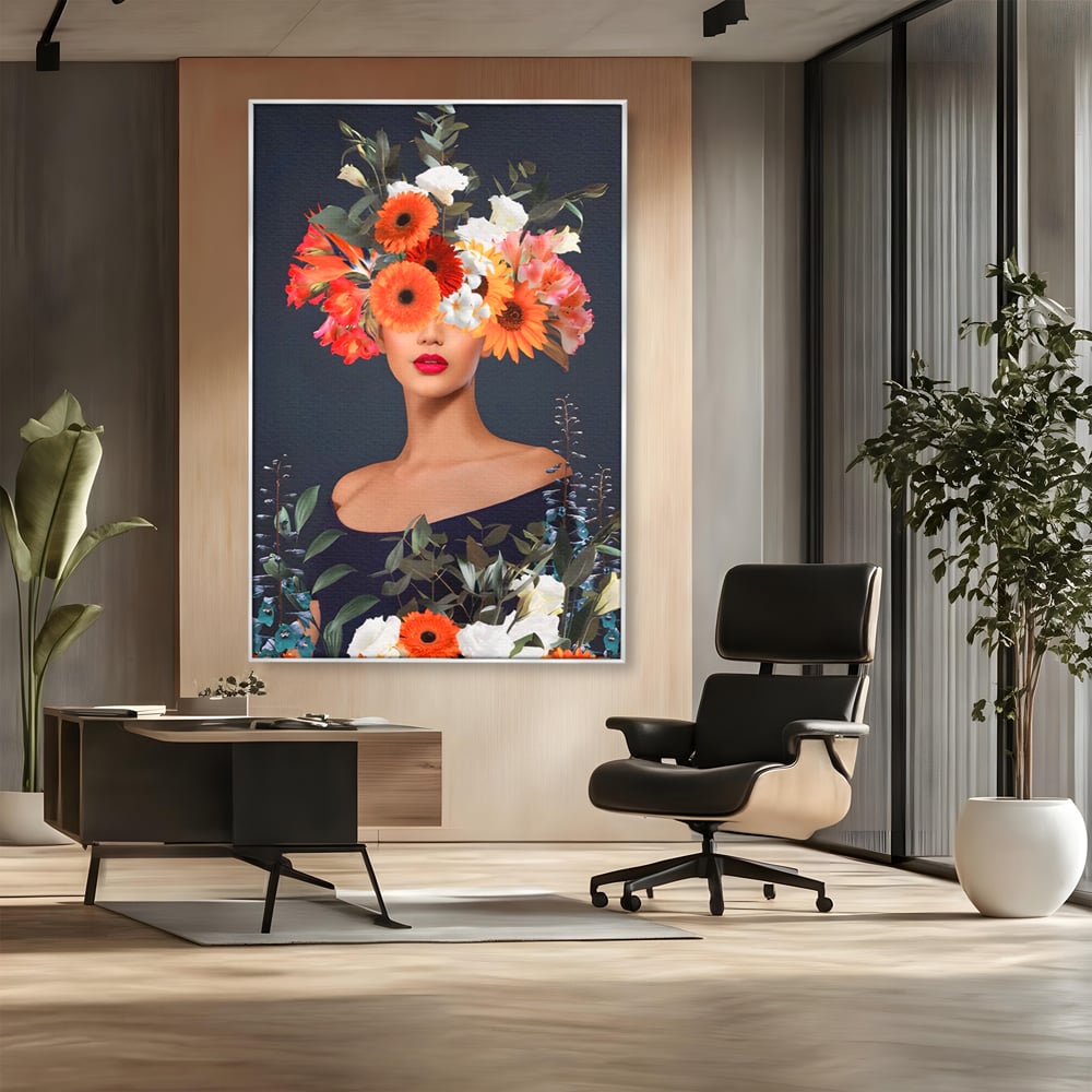 Tablou canvas cu tablou portret femeie cu flori, in rama de aluminiu argintiu, pe perete intr-un birou