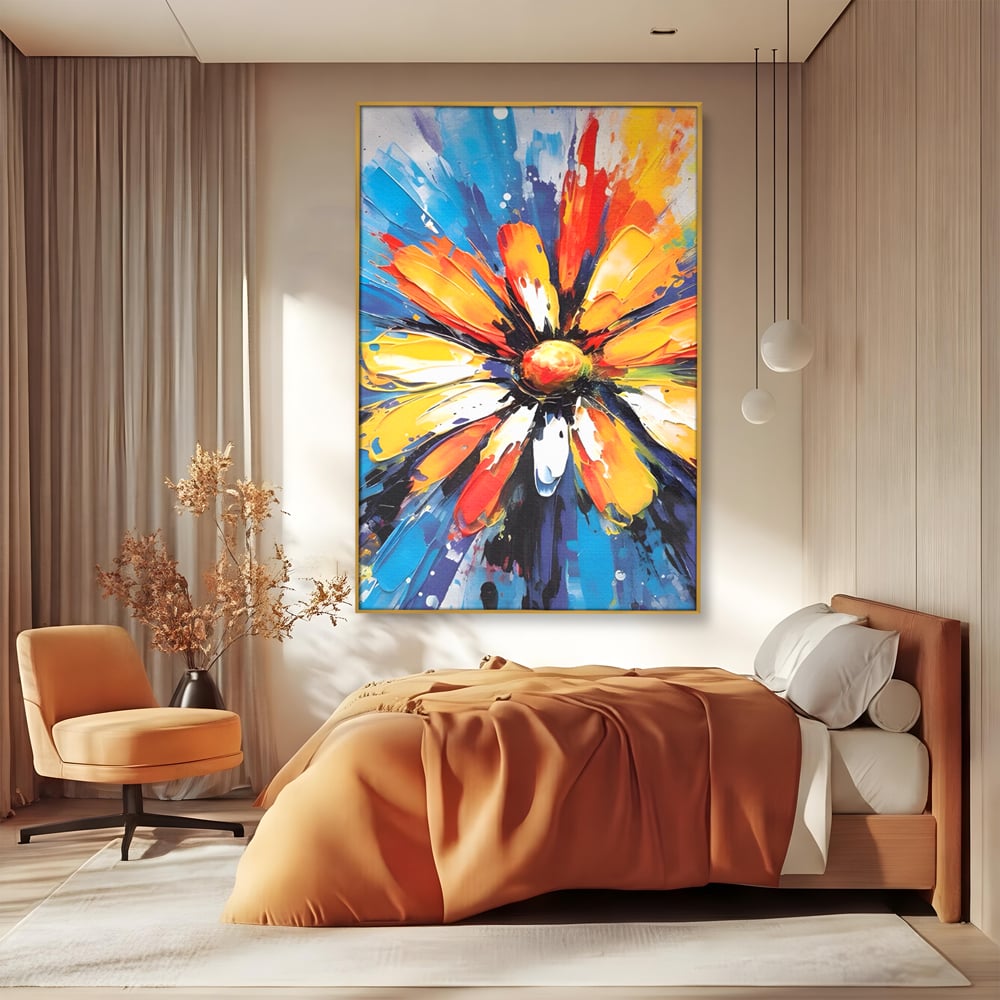 Tablou canvas cu pictura abstracta cu floare colorata, in rama de aluminiu auriu, pe perete intr-un dormitor