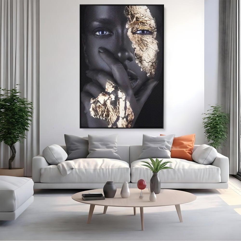 Tablou canvas cu tablou canvas cu portret de femeie, in rama de aluminiu negru, pe perete intr-un living