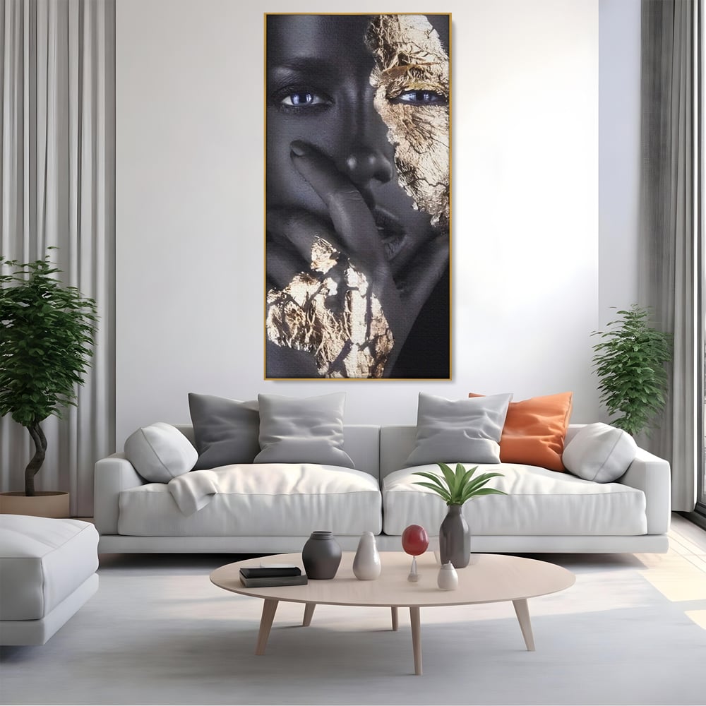Tablou canvas cu tablou canvas cu portret de femeie, in rama de aluminiu auriu, pe perete intr-un living