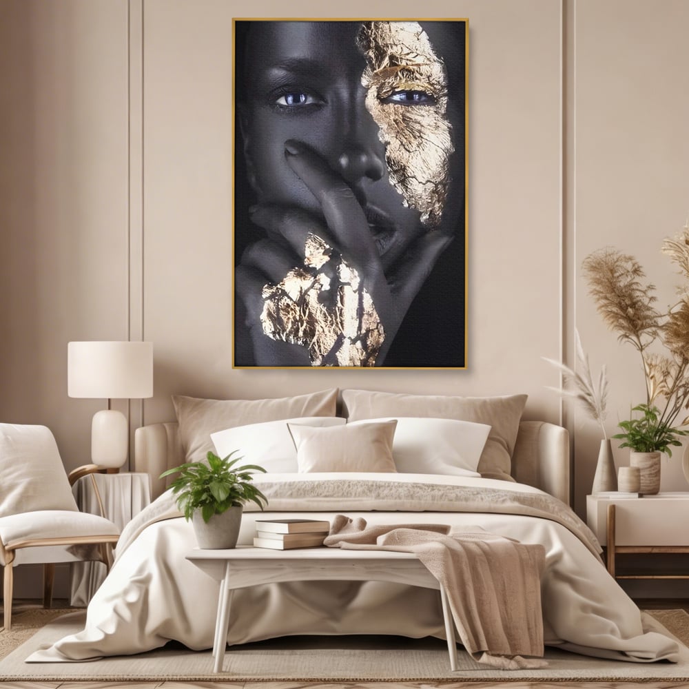 Tablou canvas cu tablou canvas cu portret de femeie, in rama de aluminiu auriu, pe perete intr-un dormitor