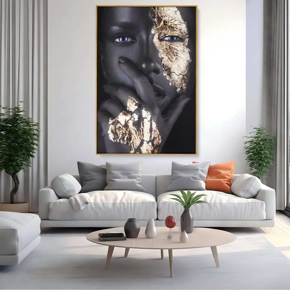 Tablou canvas cu tablou canvas cu portret de femeie, in rama de aluminiu auriu, pe perete intr-un living
