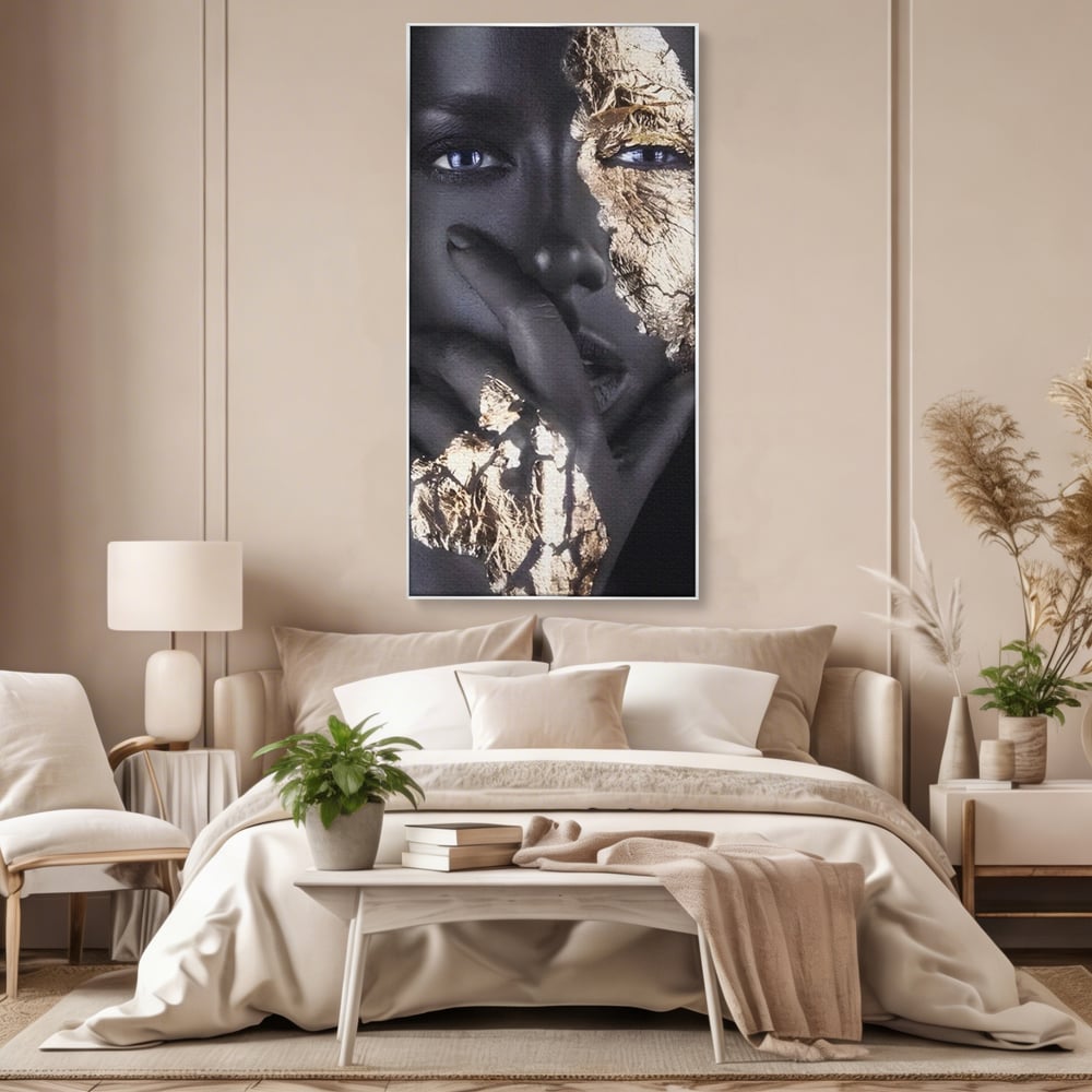 Tablou canvas cu tablou canvas cu portret de femeie, in rama de aluminiu argintiu, pe perete intr-un dormitor