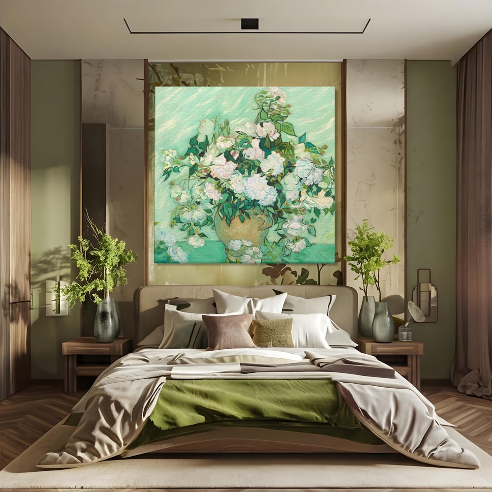 Tablou canvas cu pictura cu vaza si trandafiri albi, fara rama, pe sasiu de lemn, pe perete intr-un dormitor