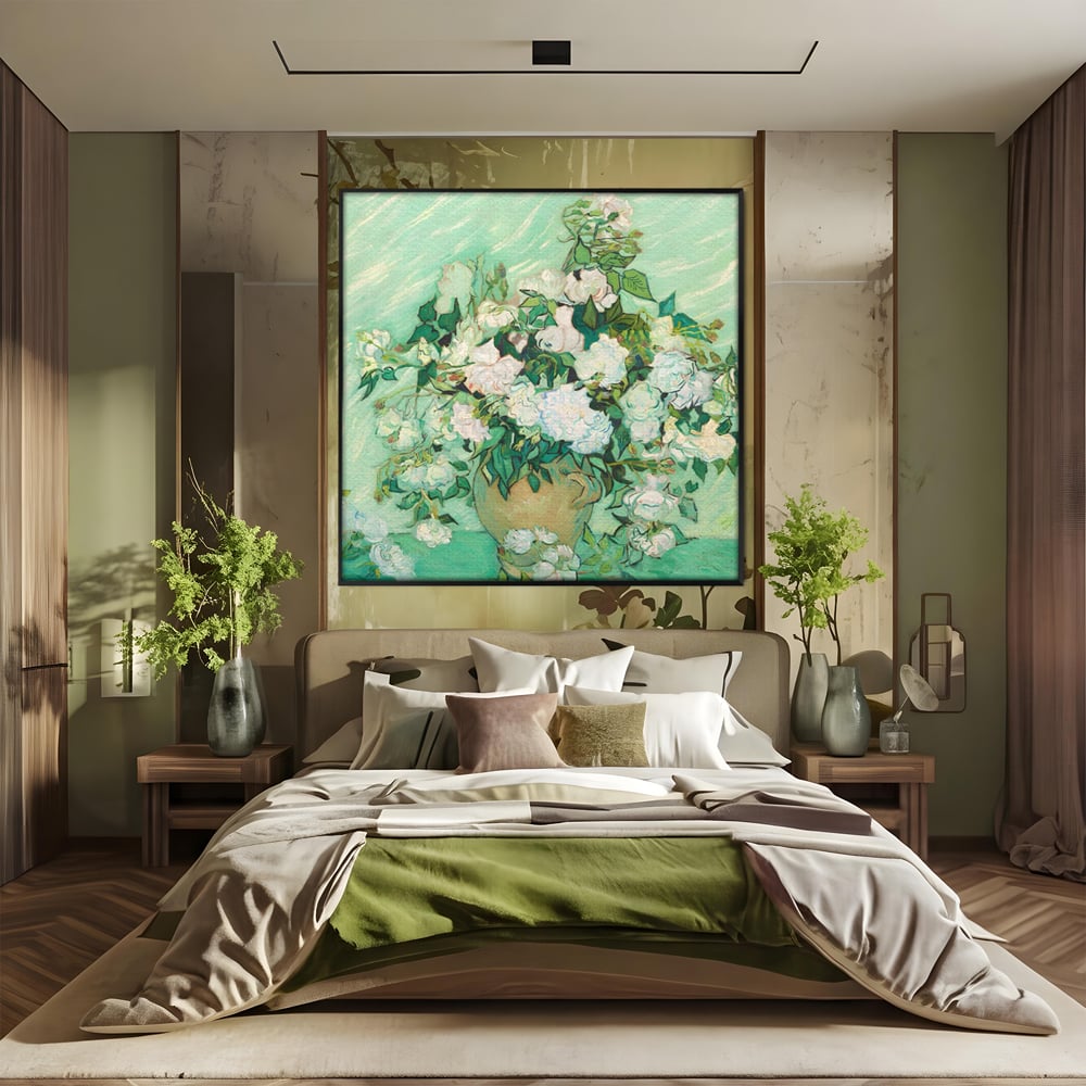 Tablou canvas cu pictura cu vaza si trandafiri albi, in rama de aluminiu negru, pe perete intr-un dormitor