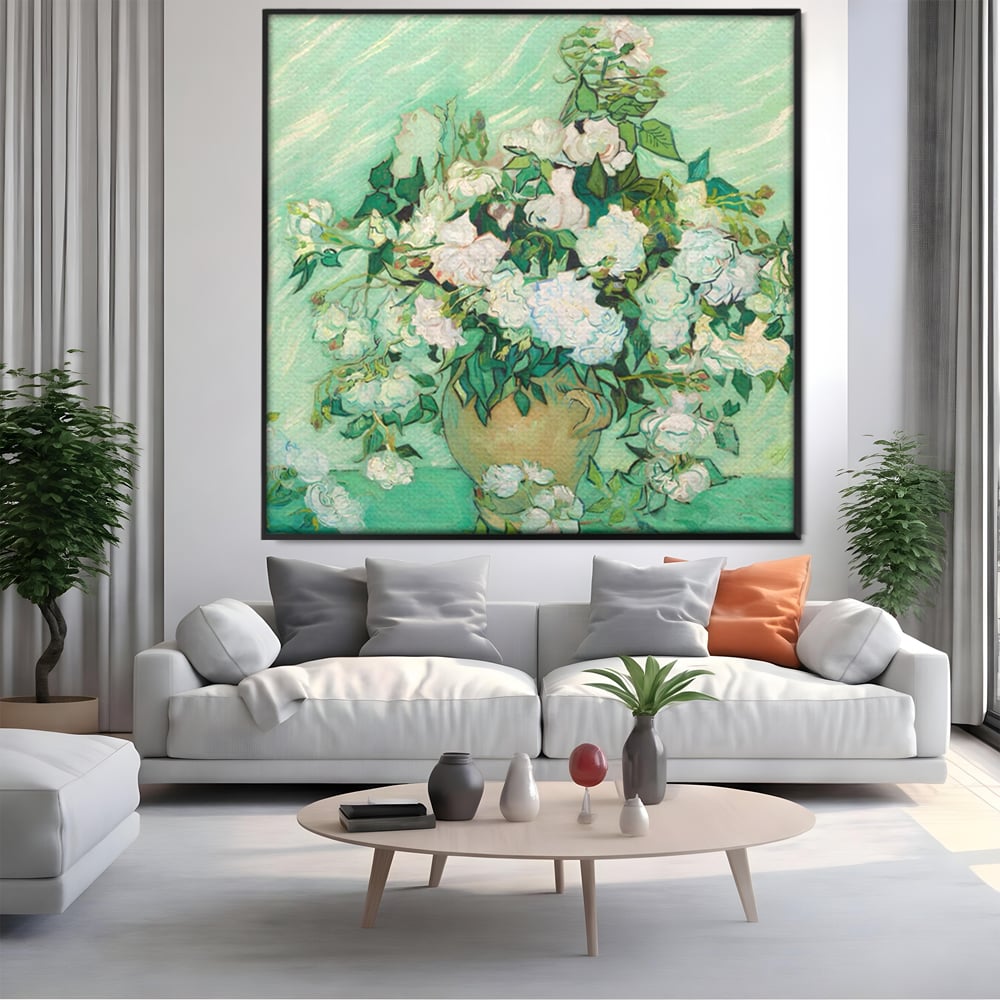 Tablou canvas cu pictura cu vaza si trandafiri albi, in rama de aluminiu negru, pe perete intr-un living