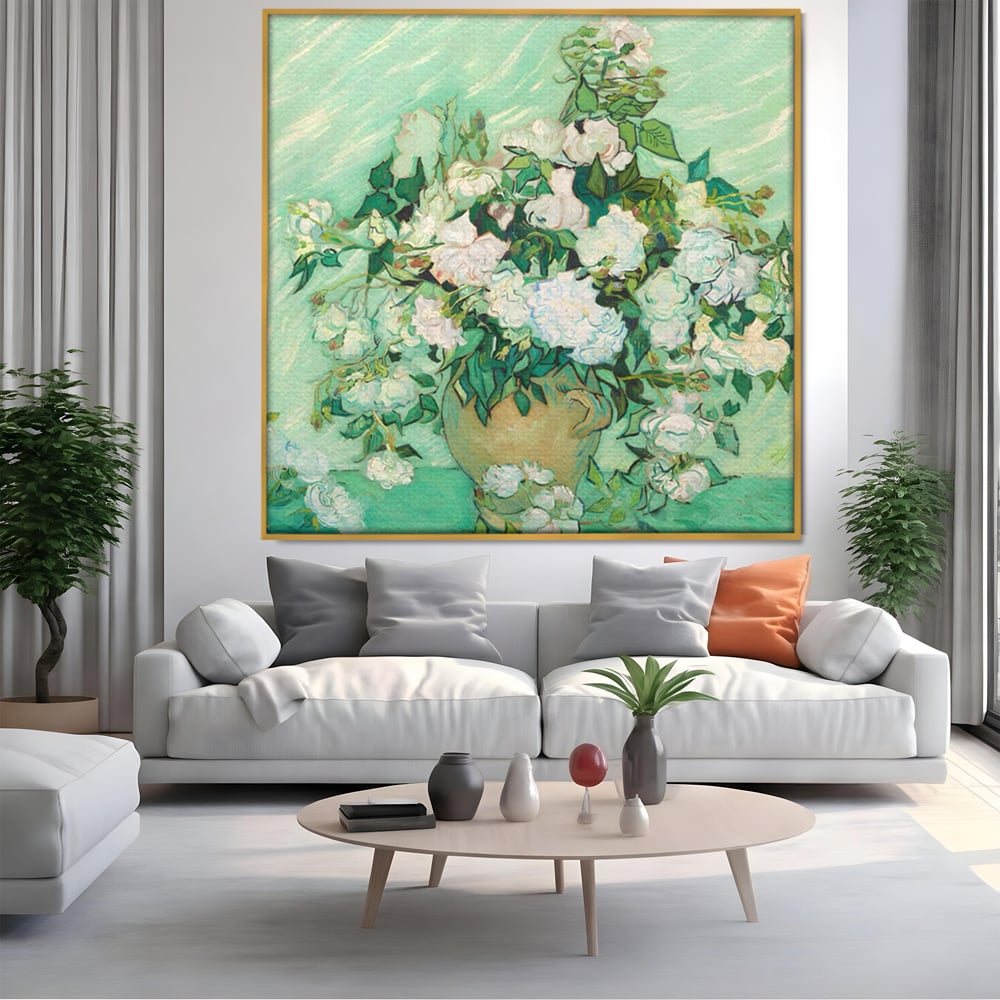 Tablou canvas cu pictura cu vaza si trandafiri albi, in rama de aluminiu auriu, pe perete intr-un living