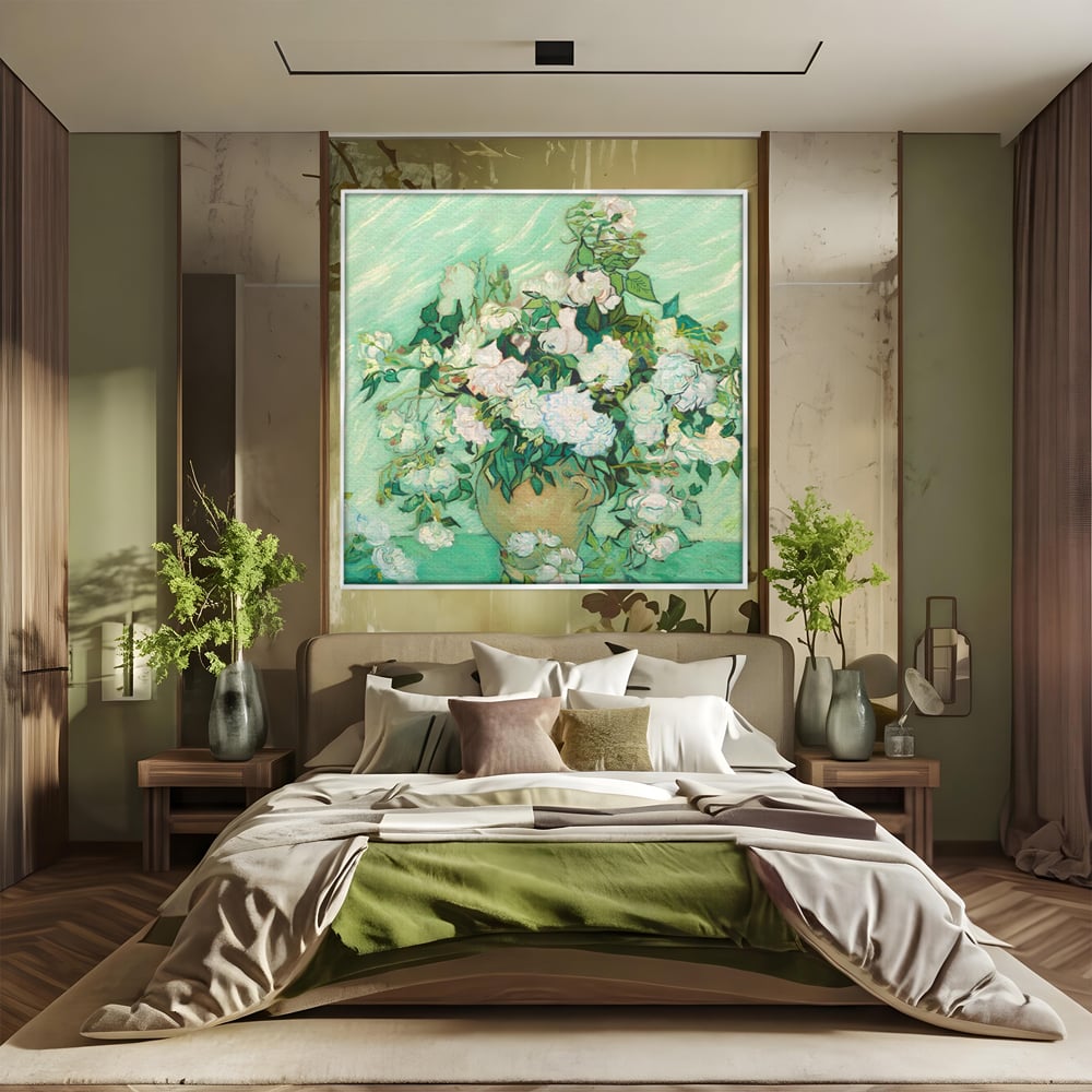 Tablou canvas cu pictura cu vaza si trandafiri albi, in rama de aluminiu argintiu, pe perete intr-un dormitor