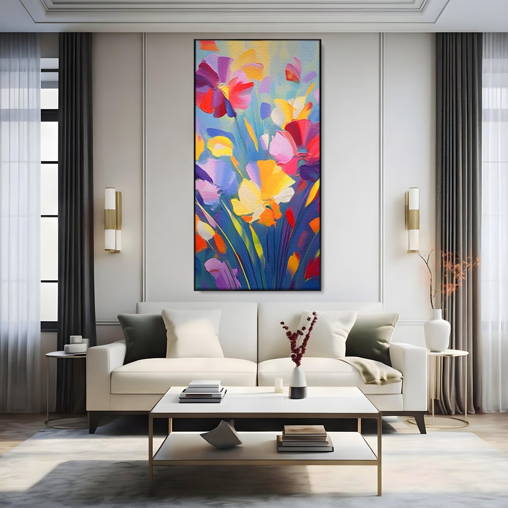 Tablou canvas cu pictura verticala cu flori colorate, in rama de aluminiu negru, pe perete intr-un living