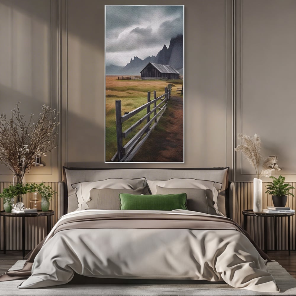 Tablou canvas cu tablou cu peisaj montan si gard de lemn, in rama de aluminiu argintiu, pe perete intr-un dormitor