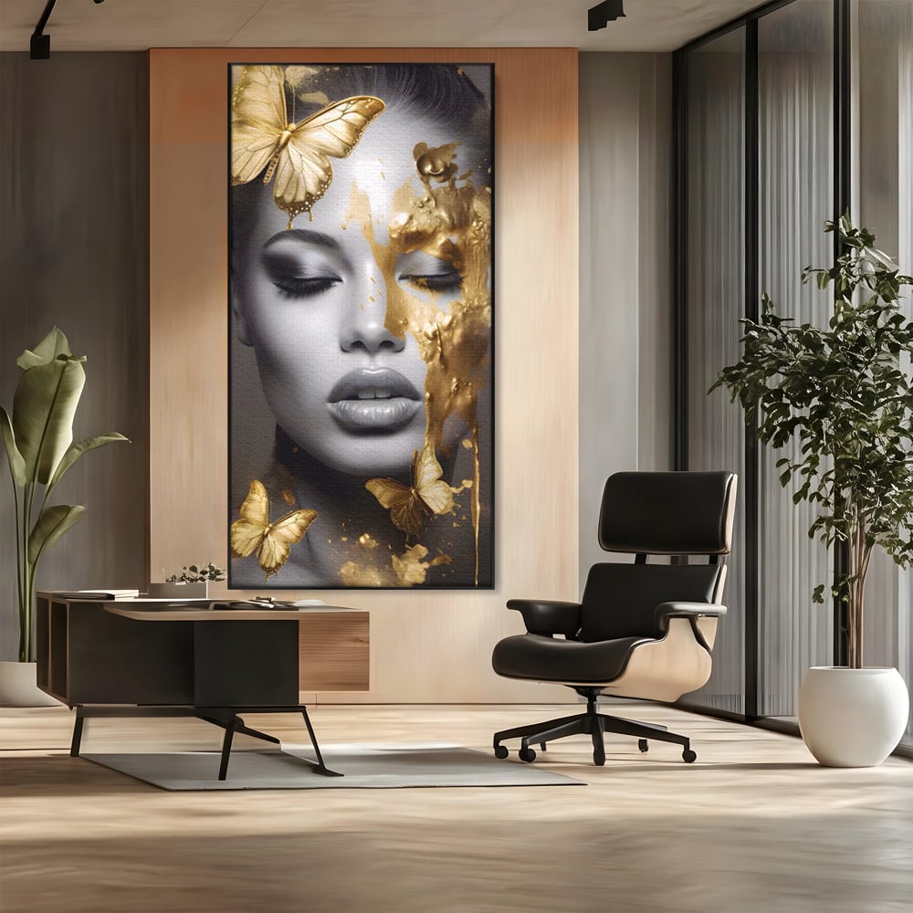 Tablou canvas cu tablou canvas cu portret de femeie si fluturi aurii, in rama de aluminiu negru, pe perete intr-un birou