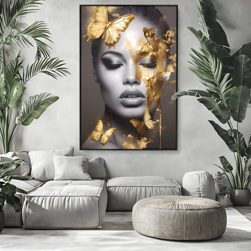 Tablou canvas cu tablou canvas cu portret de femeie si fluturi aurii, in rama de aluminiu negru, pe perete intr-un living