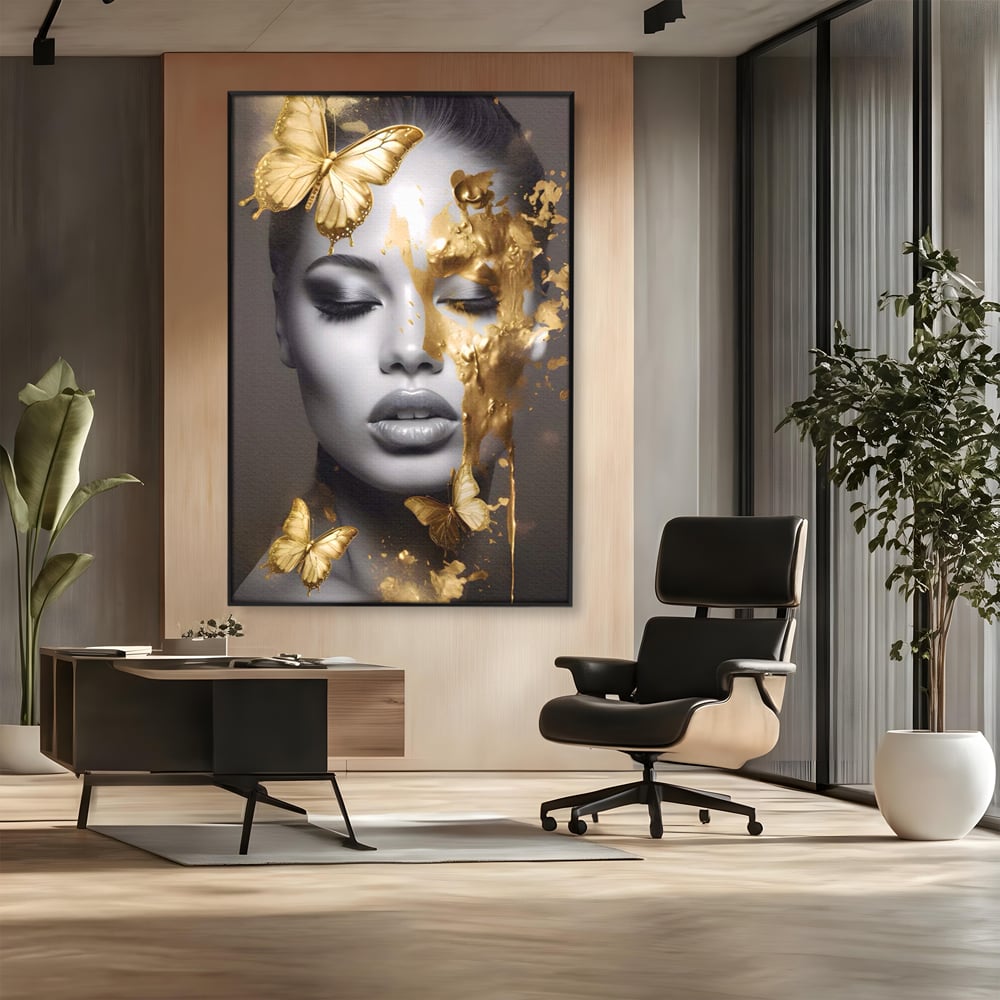 Tablou canvas cu tablou canvas cu portret de femeie si fluturi aurii, in rama de aluminiu negru, pe perete intr-un birou