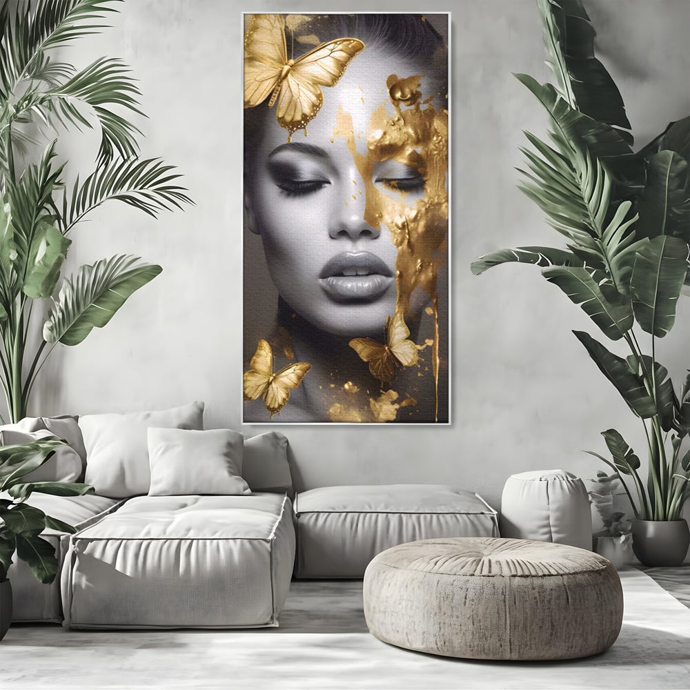Tablou canvas cu tablou canvas cu portret de femeie si fluturi aurii, in rama de aluminiu argintiu, pe perete intr-un living