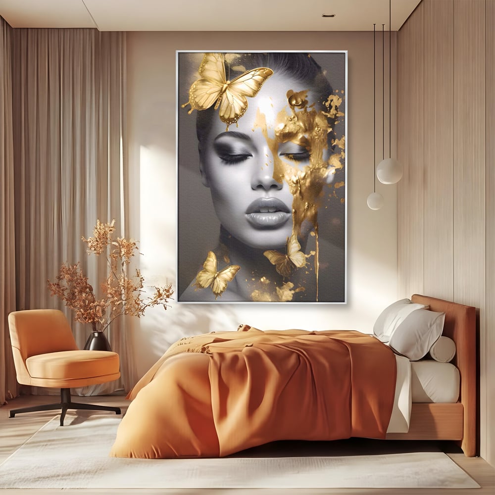 Tablou canvas cu tablou canvas cu portret de femeie si fluturi aurii, in rama de aluminiu argintiu, pe perete intr-un dormitor