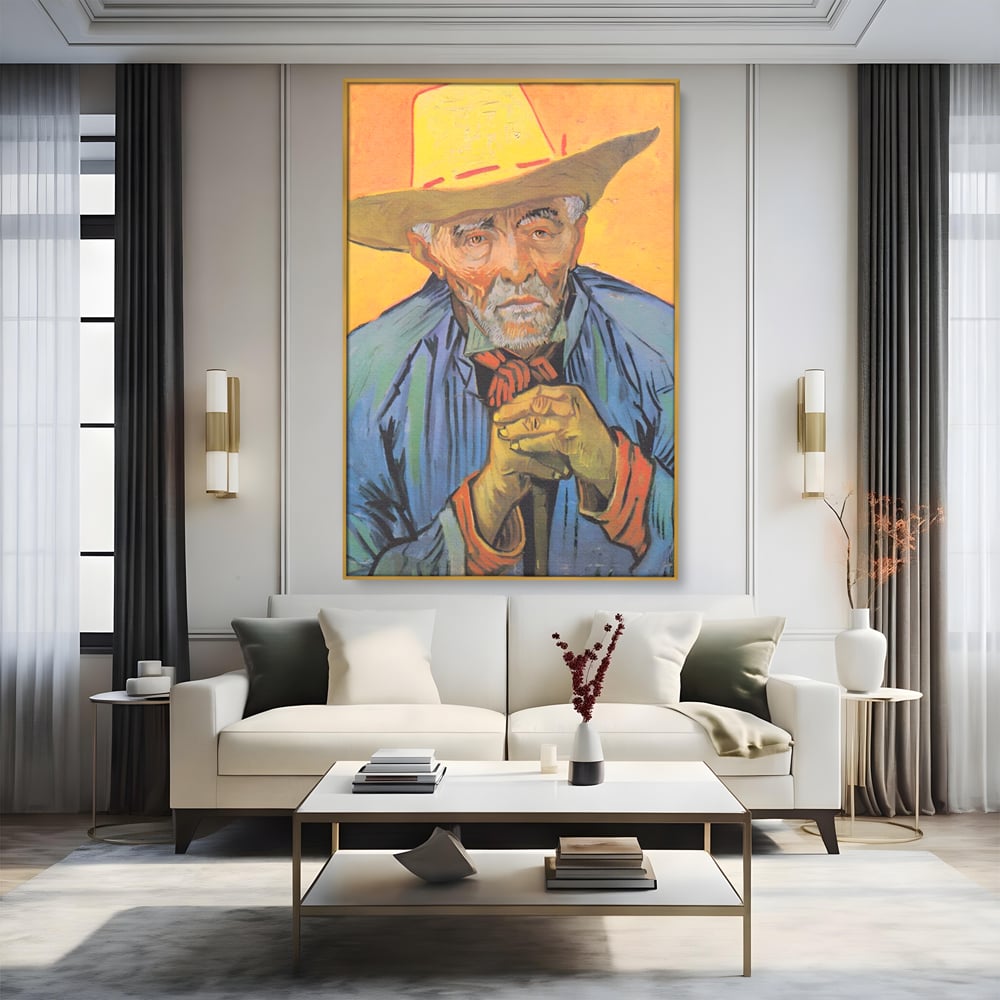 Tablou canvas cu tablou canvas cu portretul unui batran cu palarie, in rama de aluminiu auriu, pe perete intr-un living