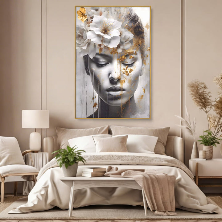 Tablou canvas cu tablou canvas cu chip de femeie si flori, in rama de aluminiu auriu, pe perete intr-un dormitor