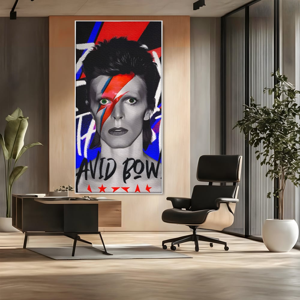 Tablou canvas cu tablou canvas cu portretul lui david bowie, in rama de aluminiu argintiu, pe perete intr-un birou