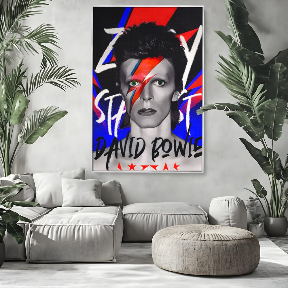 Tablou canvas cu tablou canvas cu portretul lui david bowie, in rama de aluminiu argintiu, pe perete intr-un living