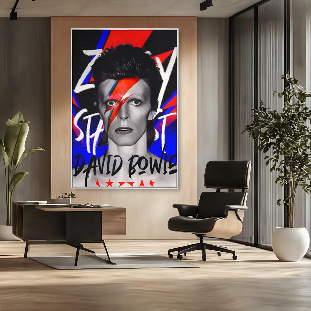 Tablou canvas cu tablou canvas cu portretul lui david bowie, in rama de aluminiu argintiu, pe perete intr-un birou