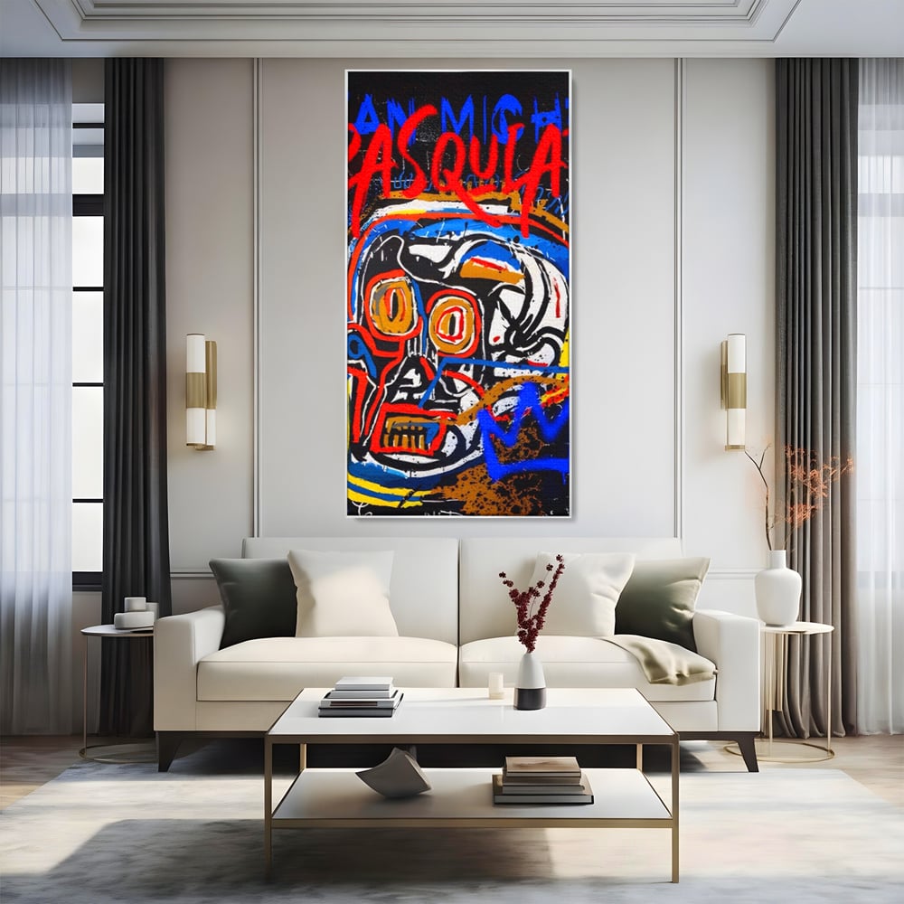 Tablou canvas cu tablou canvas cu portret stil graffiti, in rama de aluminiu argintiu, pe perete intr-un living