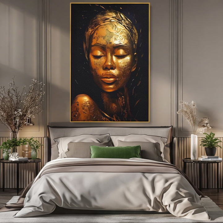 Tablou canvas cu tablou canvas cu femeie africana aurie, in rama de aluminiu auriu, pe perete intr-un dormitor